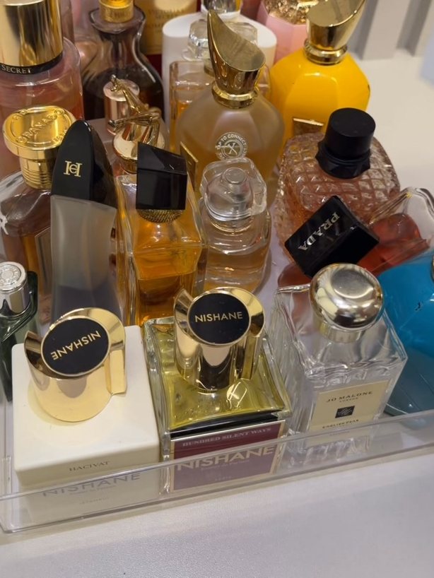 Prateleira de perfumes importados originais